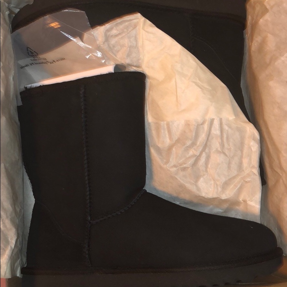 SOLD‼️ BRAND NEW Black Classic Short UGG’s